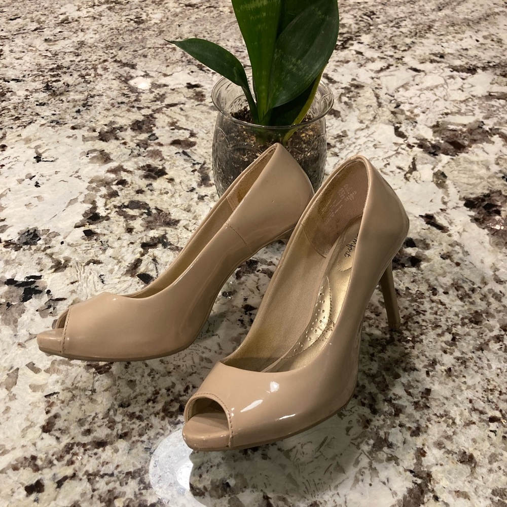 Peep toe pumps